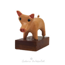 Cerdo tallado en madera